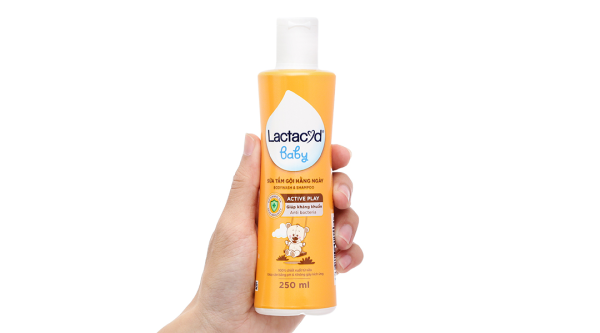 Sữa tắm gội Lactacyd Baby Active Play giúp dưỡng ẩm, giảm kích ứng cho da bé chai 250ml